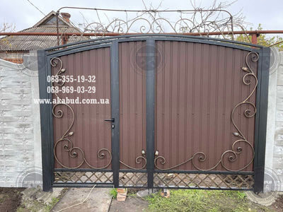 Распашные ворота из профлиста с бетонным забором - main